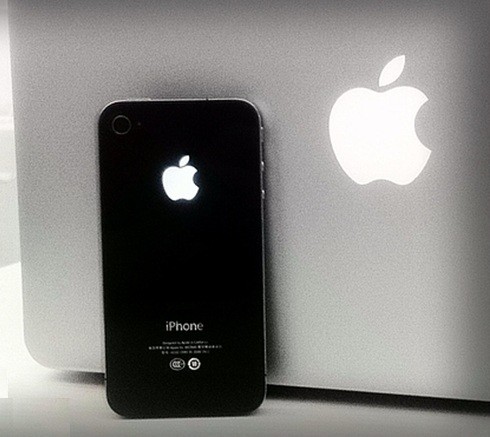 iPhone 4 ar spīdīgu ābolīti (iPhone 4 glow apple logo)